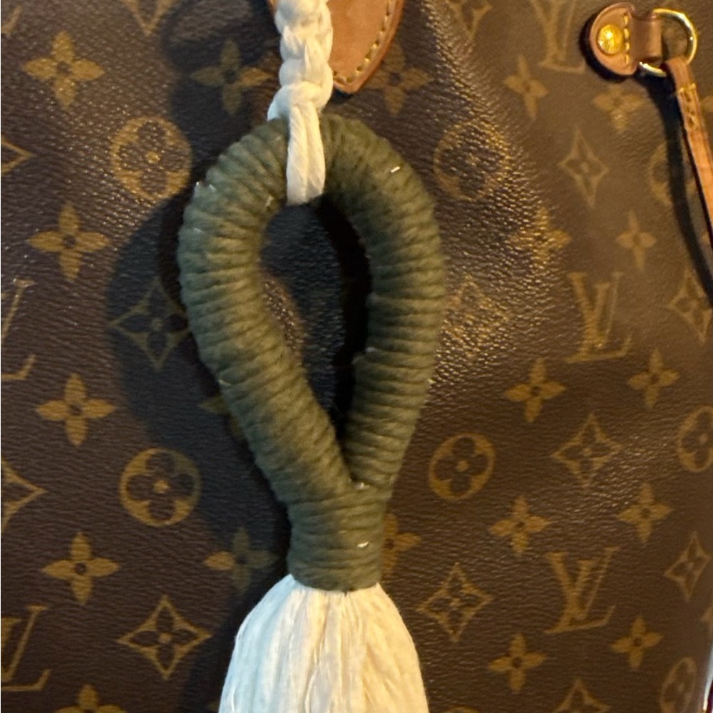 Handcrafted macrame keychain - Picture 5 of 6
